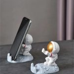 Nordic Astronaut Phone Holder – Resin Space-Themed Desk Ornament for Office & Home
